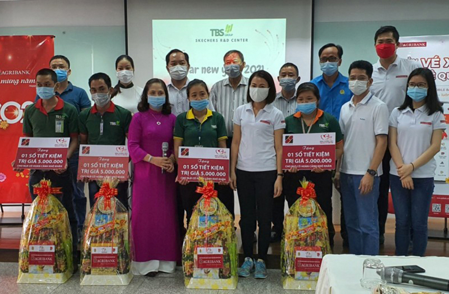 Đại diện Agribank Bình Dương tặng quà và sổ tiết kiệm cho công nhân có hoàn cảnh đặc biệt khó khăn của Công ty TBS group.