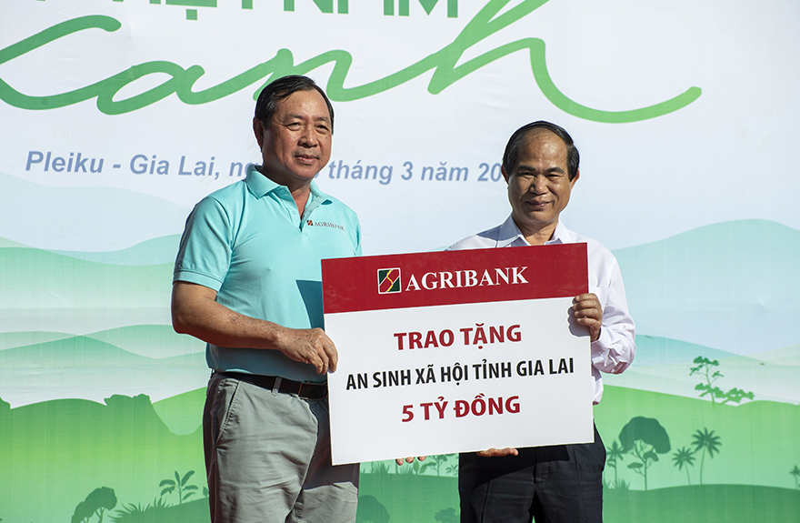 Tổng Gi&aacute;m đốc Agribank, Tiết Văn Th&agrave;nh trao tặng tỉnh Gia Lai 5 tỷ đồng để thực hiện c&aacute;c hoạt động an sinh x&atilde; hội.