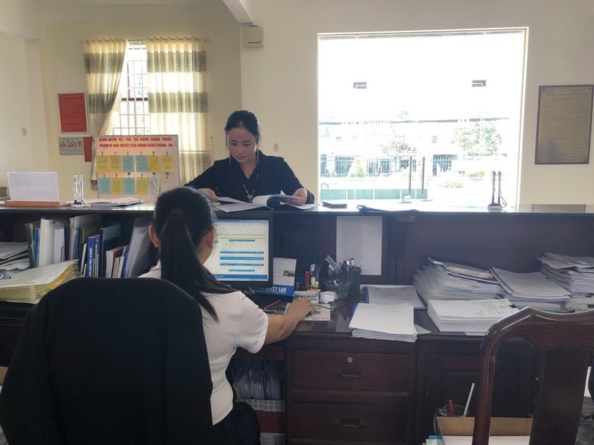 Công chức Kho bạc Nhà nước Hậu Giang thực hiện tổng hợp báo cáo tài chính do các đơn vị gửi đến. Ảnh: Chí Trung