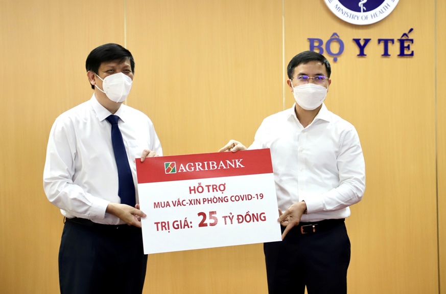 Đại diện Agribank, ông Phạm Đức Ấn, Chủ tịch Hội đồng thành viên Agribank trao 25 tỷ đồng hỗ trợ mua vắc xin phòng Covid-19