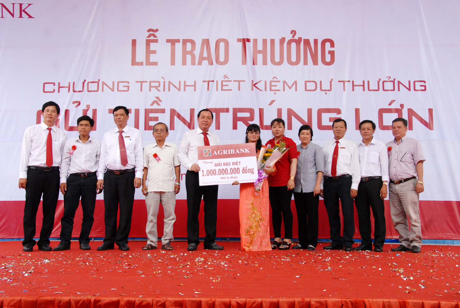Tổng Giám đốc Agribank Tiết Văn Thành trao cho khách hàng trúng thưởng