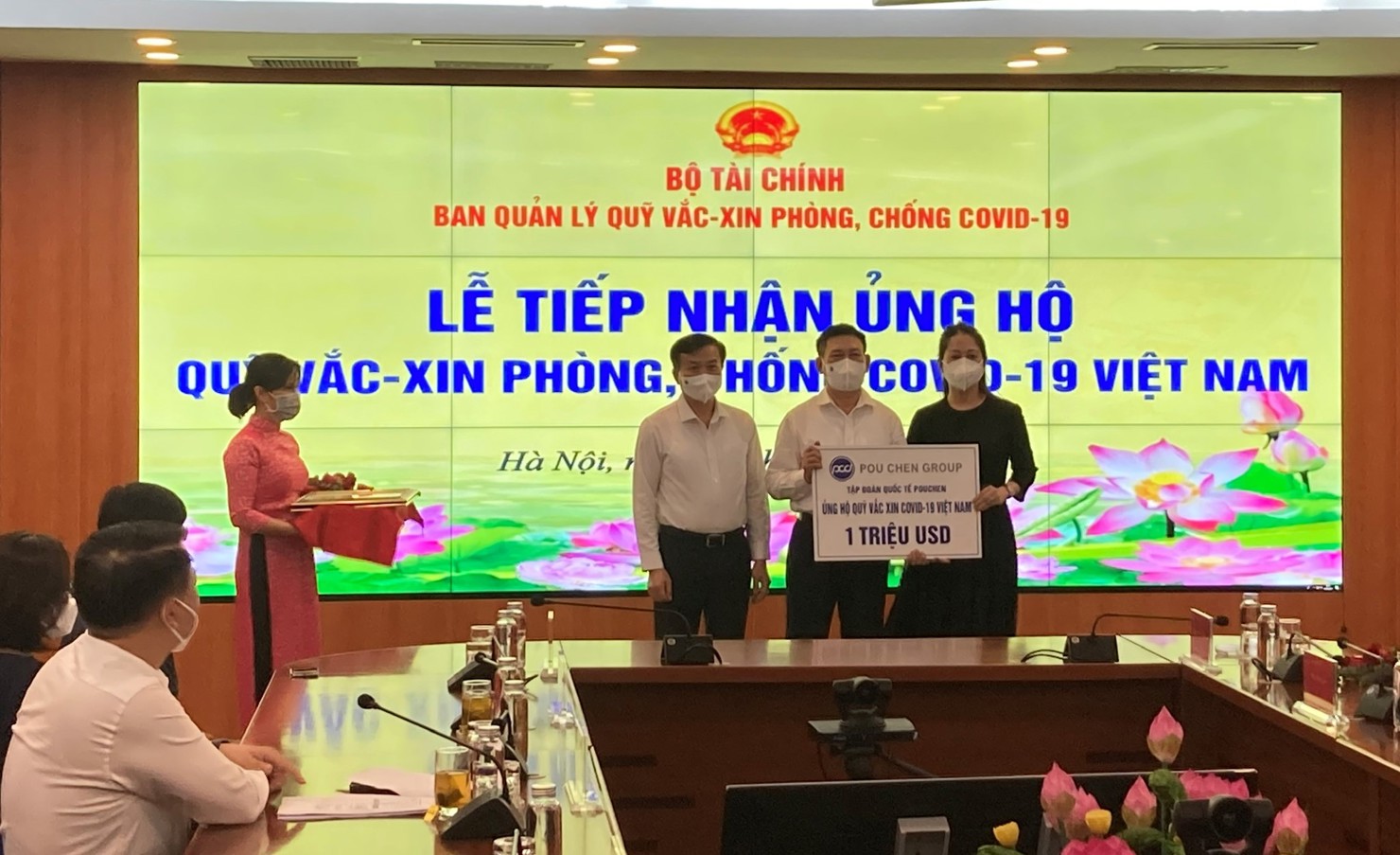 Bộ trưởng Bộ Tài chính Hồ Đức Phớc tiếp nhận 1 triệu USD ủng hộ từ đại diện Tập đoàn Quốc tế Pouchen Đài Loan.