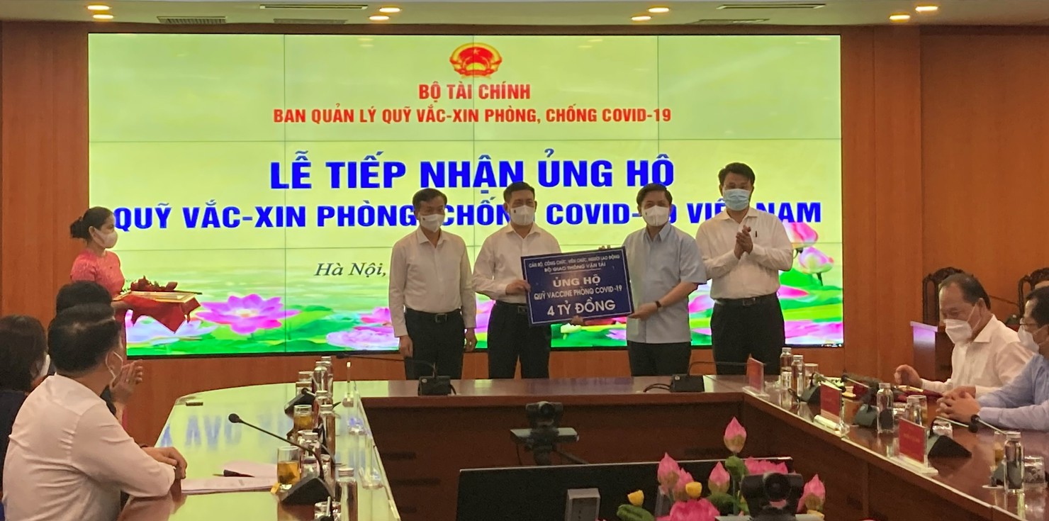 Bộ trưởng Bộ Tài chính Hồ Đức Phớc tiếp nhận 4 tỷ đồng ủng hộ từ đại diện Bộ Giao thông Vận tải.