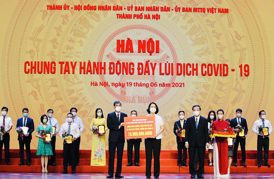 Đại diện Agribank trao 10 tỷ đồng hỗ trợ TP. Hà Nội phòng, chống dịch COVID-19