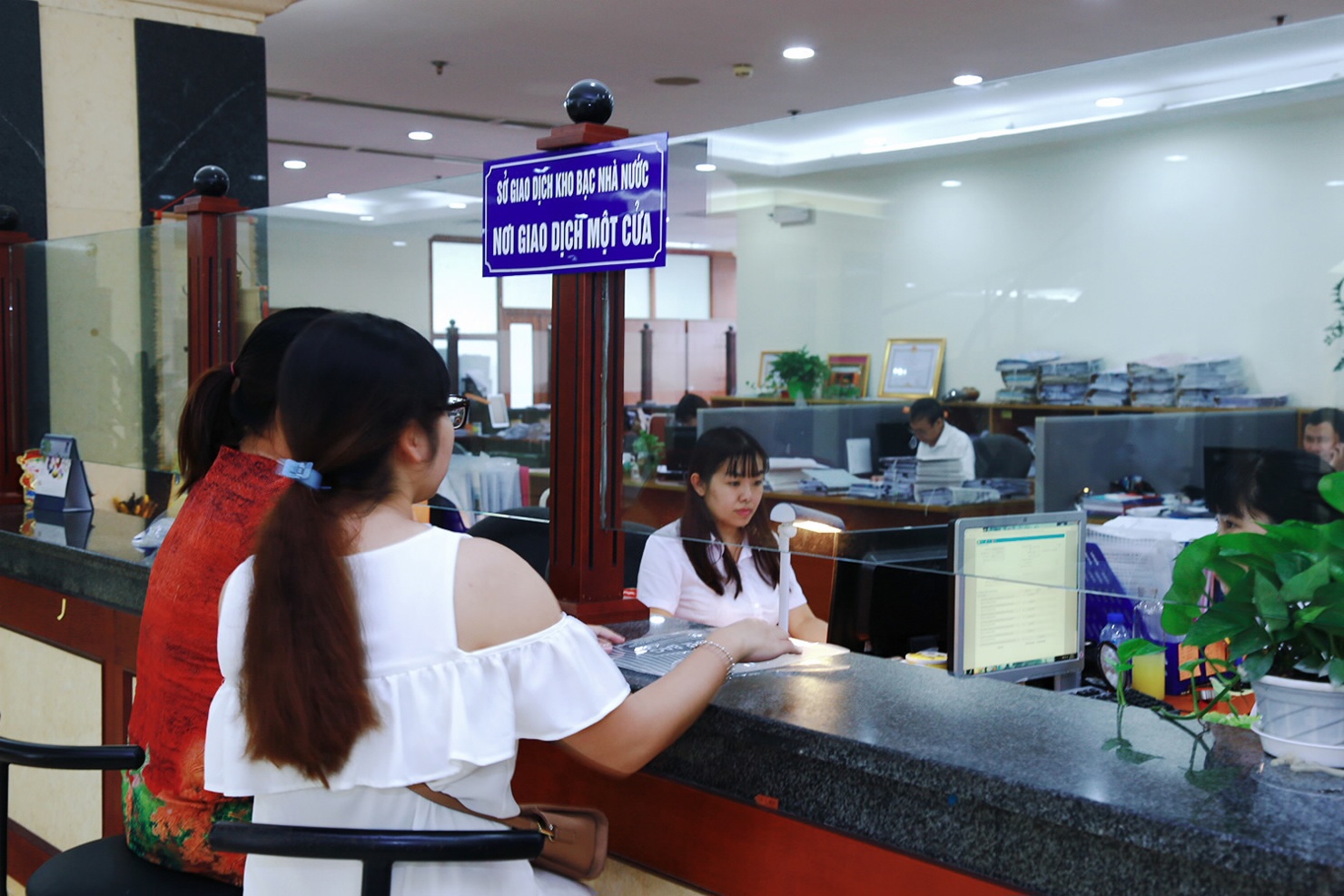Khách hàng thực hiện giao dịch tại Sở Giao dịch KBNN