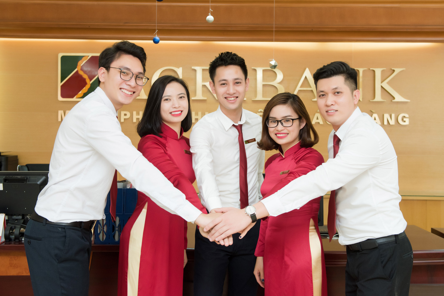 Các thế hệ cán bộ công chức người lao động Agribank luôn thôi thúc nhiệt huyết, hăng say cống hiến, gắn bó, thủy chung và kiên định một niềm tin vào sự đổi mới Agribank