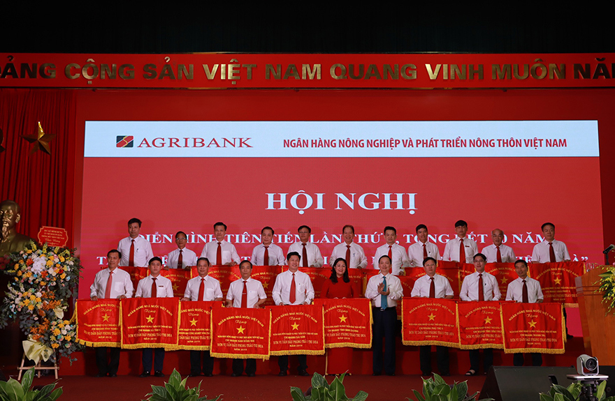 Các cá nhân, tập thể Agribank vinh dự đón nhận Cờ thi đua với thành tích xuất sắc trong phong trào thi đua