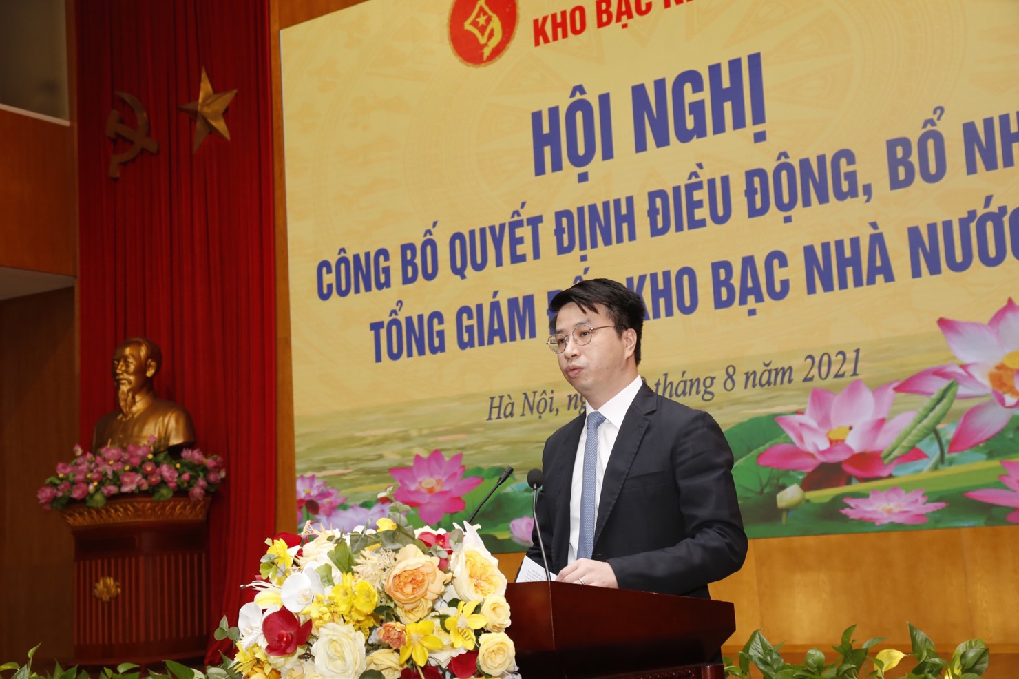 &Ocirc;ng Trần Qu&acirc;n - T&acirc;n Tổng Gi&aacute;m đốc KBNN tiếp thu &yacute; kiến chỉ đạo của L&atilde;nh đạo Bộ T&agrave;i ch&iacute;nh tại Hội nghị c&ocirc;ng bố quyết định. Nguồn: KBNN