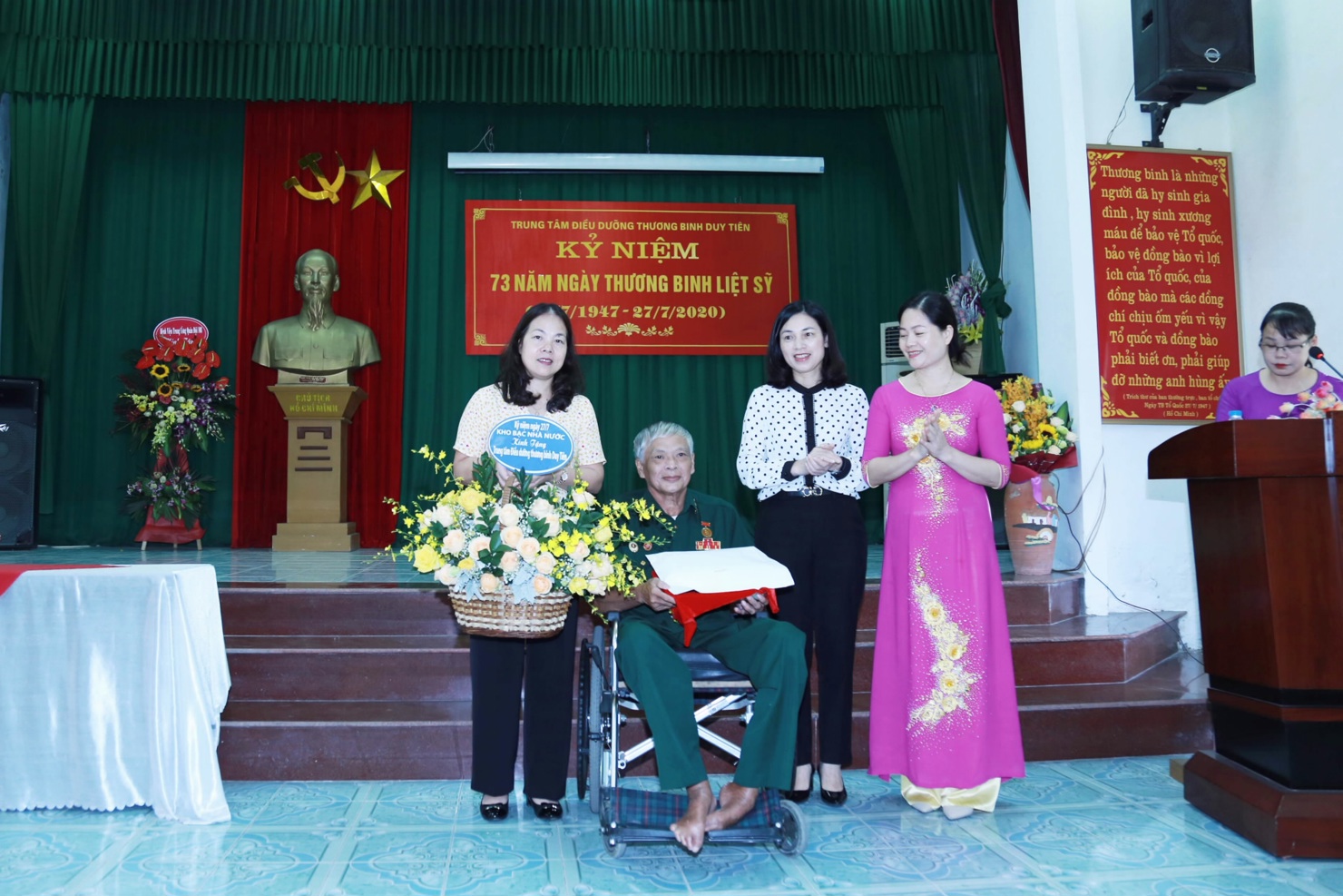 Đại diện Đoàn công tác KBNN tặng quà các thương binh, bệnh binh và tập thể cán bộ, y, bác sỹ tại Trung tâm