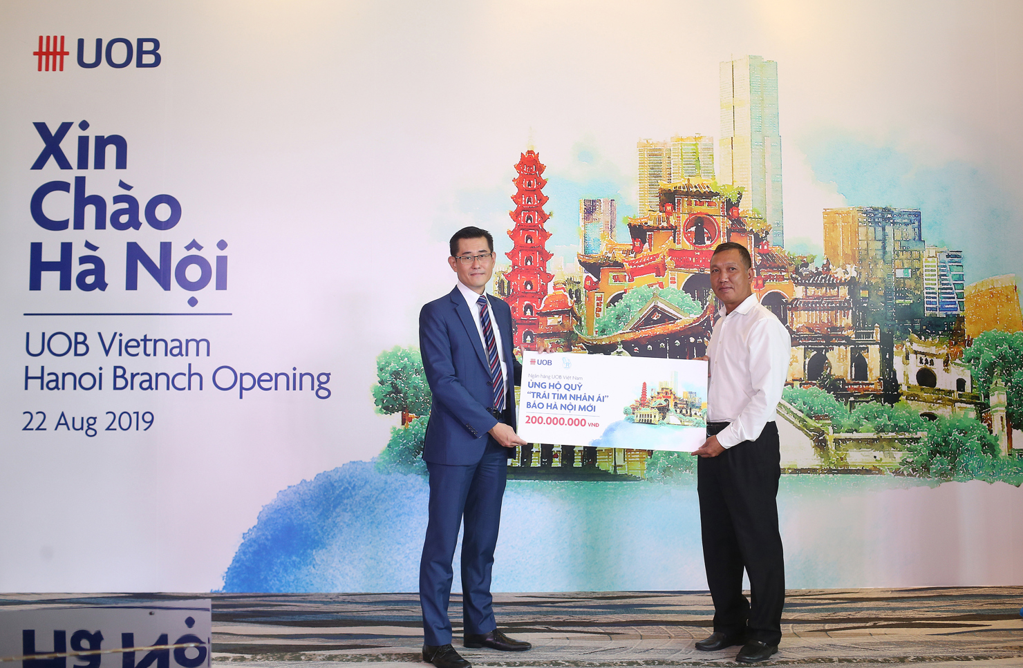 Đại diện UOB Việt Nam trao tặng 200 triệu đồng cho Quỹ “Trái tim nhân ái” 
