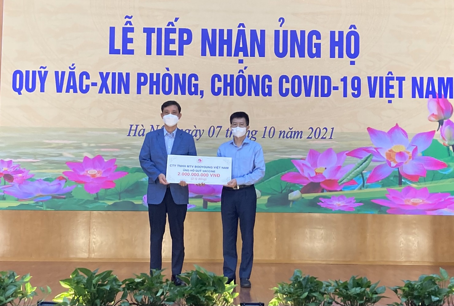 Đại diện Ban Quản lý Quỹ vắc xin phòng COVID-19 tiếp nhận 2 tỷ đồng hỗ trợ Quỹ của Công ty TNHH Một thành viên Booyoung Việt Nam.