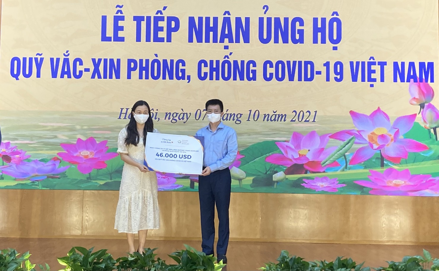 Đại diện Ban Quản lý Quỹ vắc xin phòng COVID-19 tiếp nhận 46.000 USD hỗ trợ Quỹ của Nhóm Chung tay vì Việt Nam và Support Young Scholars.