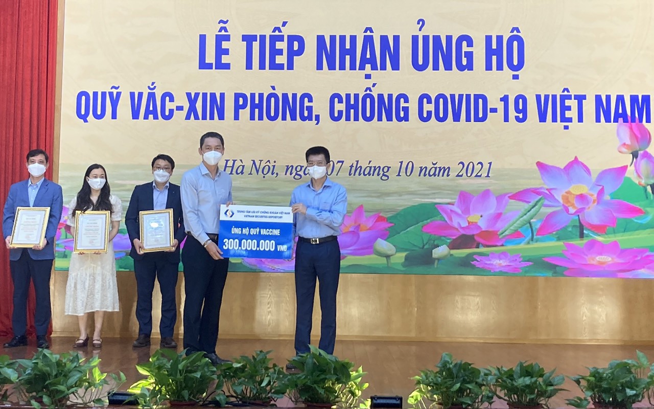 Đại diện Ban Quản lý Quỹ vắc xin phòng COVID-19 tiếp nhận 300 triệu đồng hỗ trợ Quỹ của Trung tâm Lưu ký Chứng khoán Việt Nam.