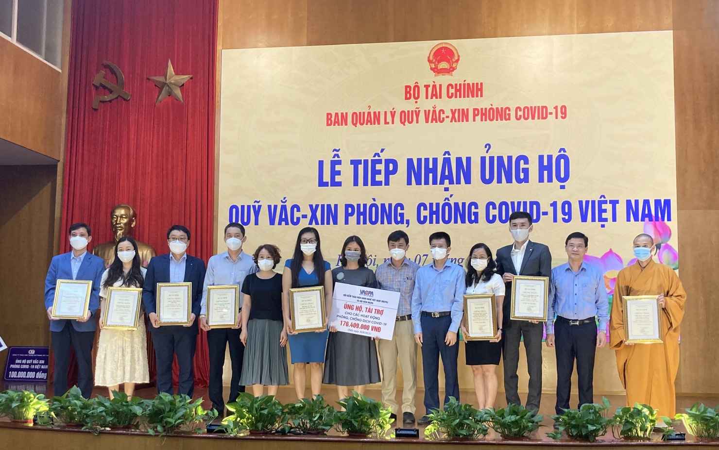 Đại diện 9 đơn vị, doanh nghiệp ủng hộ Quỹ Vắc-xin phòng COVID-19 chiều ngày 7/10/2021.