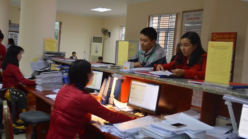 Công chức Kho bạc Nhà nước Hải Phòng rà soát hồ sơ thanh toán vốn ngân sách qua dịch vụ công trực tuyến.