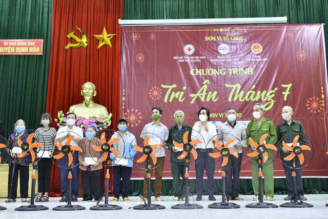 Đại diện Ban tổ chức tặng quà các gia đình chính sách có hoàn cảnh khó khăn.
