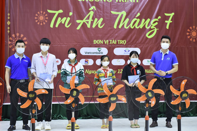 Đại diện nhà tài trợ trao sổ tiết kiệm cho các em học sinh nghèo vượt khó
