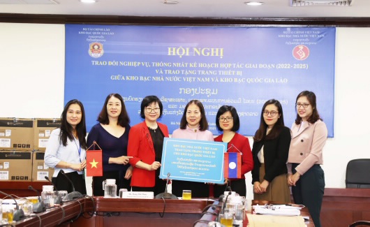 Kho bạc Nhà nước Việt Nam trao tặng các trang thiết bị cho KBQG Lào thông qua hình thức trực tuyến.