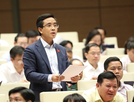 Đại biểu Nguyễn Thành Công (Đoàn Đại biểu quốc hội tỉnh Ninh Bình) thảo luận tại hội trường.