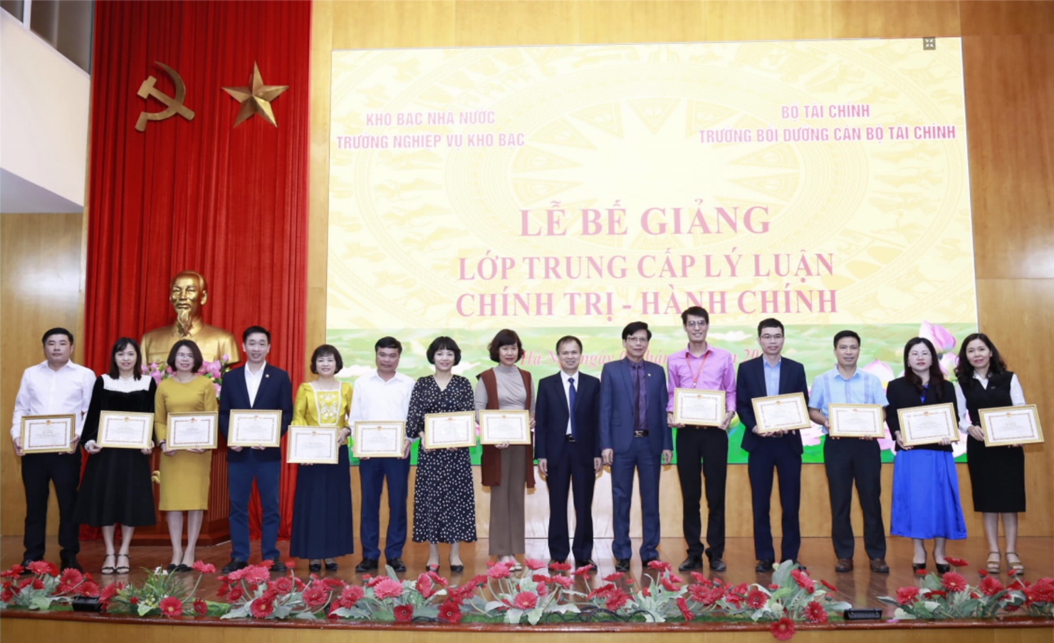 Đại diện Trường Bồi dưỡng cán bộ Tài chính và Trung tâm nghiệp vụ Kho bạc tặng giấy khen cho các học viên có thành tích trong học tập và rèn luyện.
