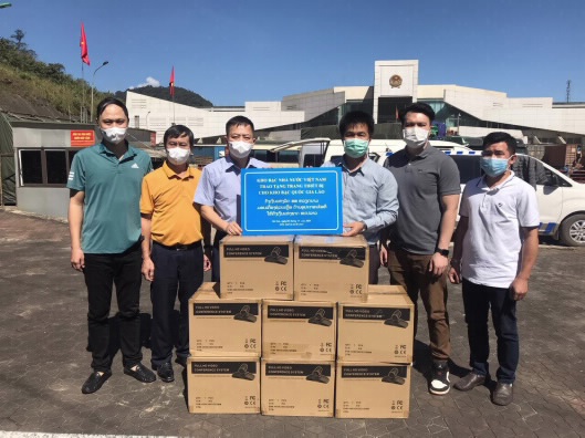 Đại diện KBNN Việt Nam trao tặng trang thiết bị cho KBQG Lào