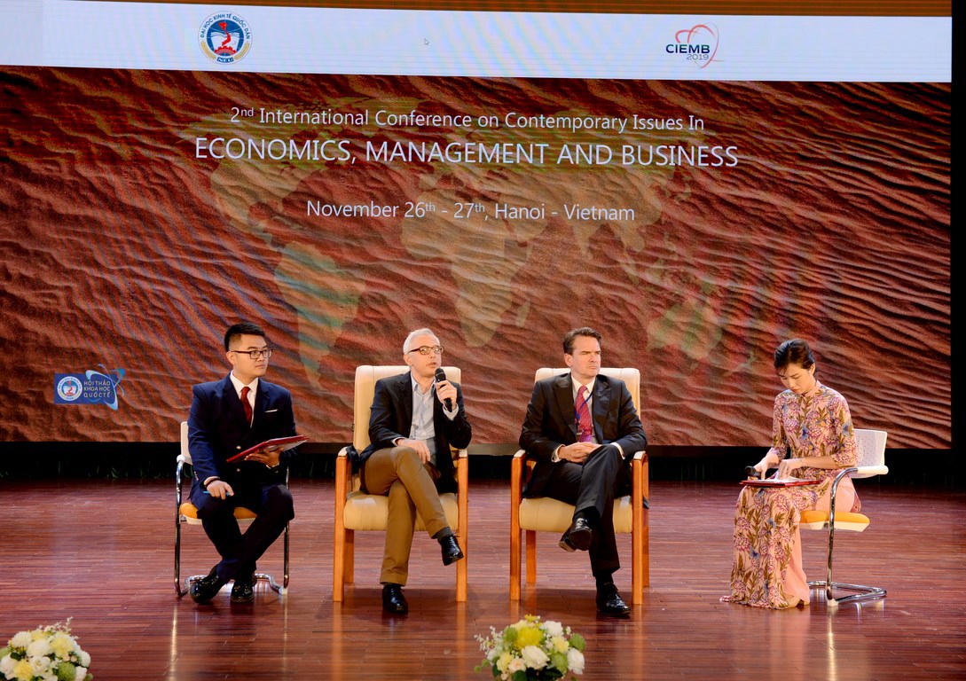 Các nhà nghiên cứu, học giả trao đổi, chia sẻ thông tin, thảo luận tại Hội thảo