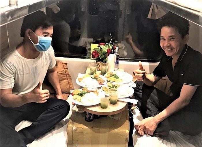 Hành khách đi tàu mua vé nguyên khoang, được phục vụ suất ăn miễn phí