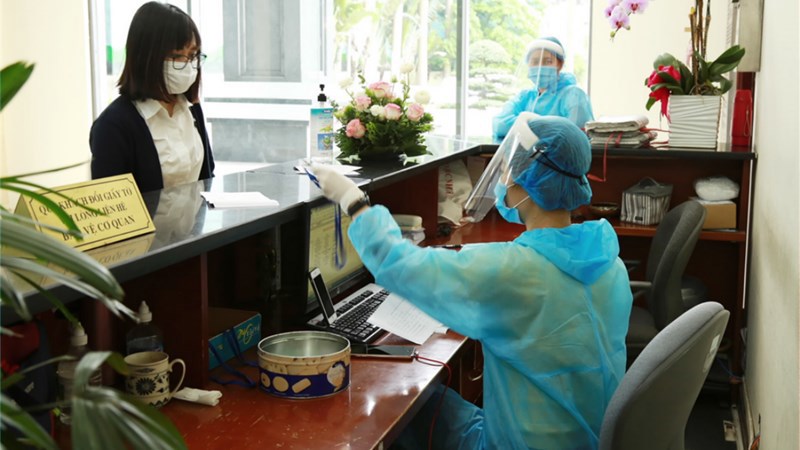KBNN tăng cường thực hiện việc kiểm tra đo nhiệt độ và thực hiện việc rửa tay sát khuẩn, đeo khẩu trang tại nơi làm việc.
