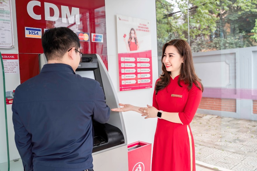   Việc sở hữu và sử dụng thẻ Agribank đã dần phổ biến tại địa bàn vùng sâu, vùng xa, góp phần đẩy mạnh thanh toán không dùng tiền mặt tại địa bàn nông thôn. Nguồn: Agribank.