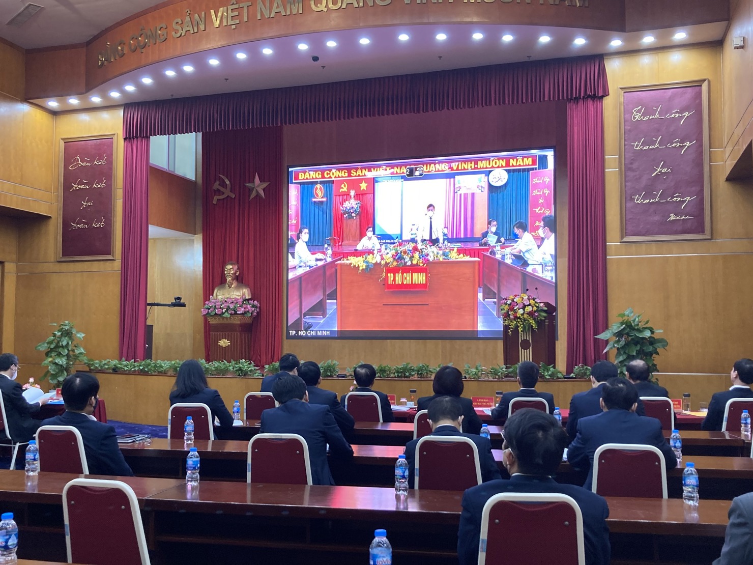 Giám đốc KBNN TP. Hồ Chí Minh Nguyễn Hoàng Hải báo cáo kết quả hoạt động năm 2021 của đơn vị tại điểm cầu phía Nam.