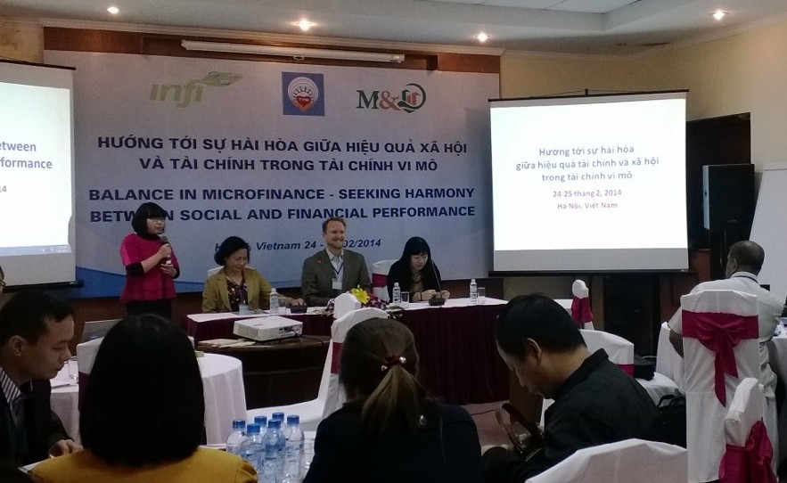 Nên ưu tiên kinh tế hay xã hội - những vấn đề mà các tổ chức tài chính vi mô luôn trăn trở. Ảnh: T.H