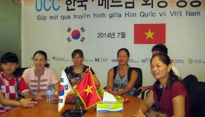 Người thân  tại đầu cầu Hà Nội giao lưu trực tuyến với cô dâu Việt tại đầu cầu ở Hàn Quốc. Nguồn: T.T