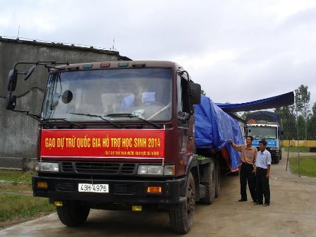 Ông Đoàn Kim Khinh, Phó Cục trưởng kiểm tra gạo trước khi vận chuyển đến cấp cho học sinh các huyện của tỉnh Kon Tum. Nguồn: Võ Lượm.