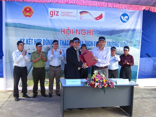 Ông Phạm Hồng Lượng (bên phải), Phó Vụ trưởng Vụ Kế hoạch tài chính, Tổng cục Lâm nghiệp tại Lễ ký kết hợp đồng chi trả dịch vụ môi trường rừng mẫu tại tỉnh Yên Bái.