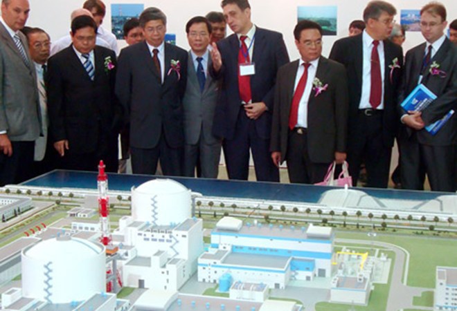 Vấn đề xử lý chất thải phóng xạ đã được tính đến rất kỹ trong quá trình phát triển các dự án điện hạt nhân đầu tiên.