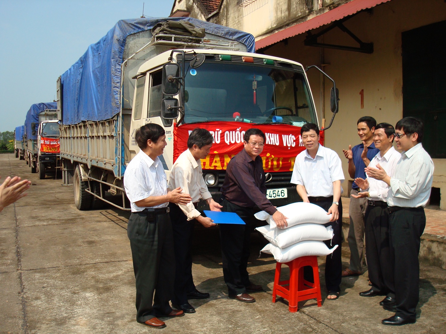 Tổng cục trưởng Tổng cục Dự trữ nhà nước Phạm Phan Dũng dự Lễ xuất gạo cứu trợ đồng bào huyện Sơn động, tỉnh Bắc Giang