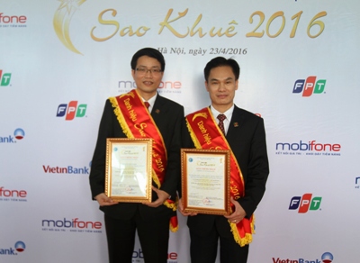 Đại diện Agribank vinh dự nhận giải thưởng Sao Khuê 2016.