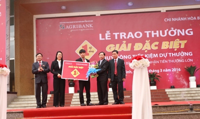 Khách hàng Hoàng Thế Bắc (Lương Sơn, Hòa Bình) nhận 01 Sổ Tiết kiệm 01 tỷ đồng Giải Đặc biệt lần thứ 1 Chương trình huy động TKDT "Mừng Xuân Bính Thân - Nhận tiền thưởng lớn" từ Agribank