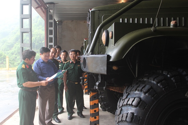 Ông Lê Văn Thời, Phó Tổng cục trưởng Tổng cục DTNN đang nghe báo cáo về công tác bảo quản các mặt hàng DTQG do Bộ Quốc phòng quản lý.
