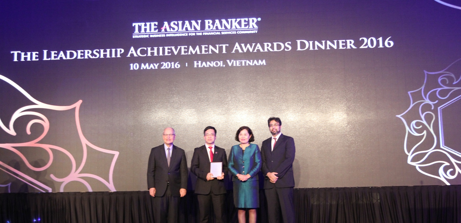 Đại diện Agribank nhận giải thưởng
