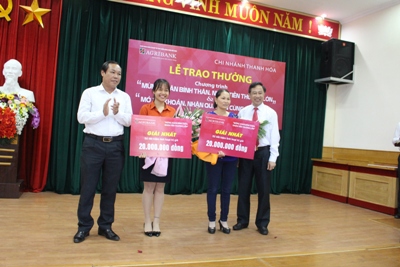 Đ/c Nguyễn Thanh An - Giám đốc NHNN Thanh Hóa và đ/c Trịnh Ngọc Thanh - Giám đốc Agribank Thanh Hóa trao thưởng cho 02 khách hàng trúng Giải Nhất CT TKDT “Mừng Xuân Bính Thân - Nhận tiền thưởng lớn”.