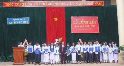 Niềm vui của các em học sinh khi được Agribank Trà Bá (Gia Lai) trao tặng học bổng.