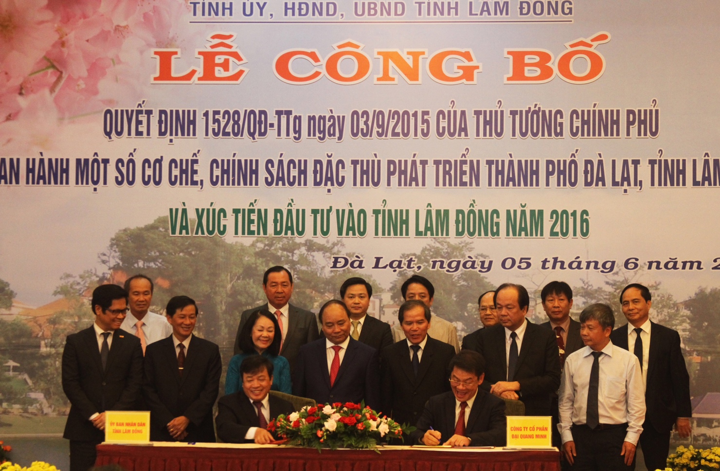Đồng chí Đoàn Văn Việt – Chủ tịch UBND tỉnh Lâm đồng và đồng chí Tiết Văn Thành – Thành viên HĐTV, Tổng giám đốc Agribank thực hiện ký kết thỏa thuận hợp tác giai đoạn 2016 – 2020.