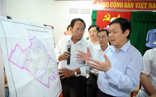 Phó Thủ tướng Vương Đình Huệ thị sát công trình phòng chống khô hạn tại Cần Thơ tháng 5/2016.