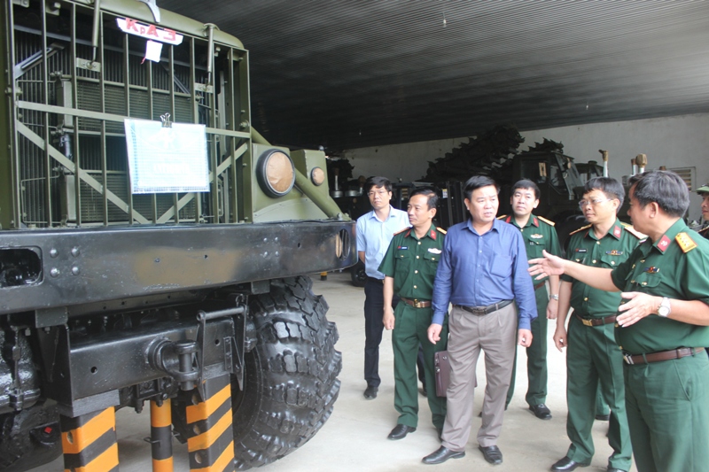 Ông Lê Văn Thời, Phó Tổng cục trưởng Tổng cục Dự trữ Nhà nước và đại diện Bộ Quốc Phòng kiểm tra công tác bảo quản các mặt hàng của Bộ Quốc phòng quản lý.