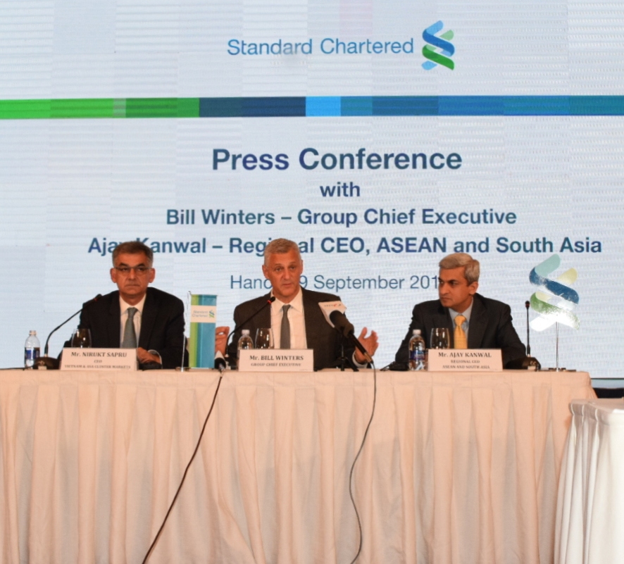 Ông Bill Winters (ở giữa), Tổng Giám đốc toàn cầu Ngân hàng Standard Chartered phát biểu tại buổi lễ ra mắt thẻ tín dụng tại Việt Nam.