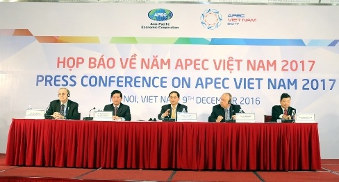 Họp báo quốc tế đầu tiên của Việt Nam về Năm APEC 2017 do Thứ trưởng Thường trực Bộ Ngoại giao Bùi Thanh Sơn chủ trì.