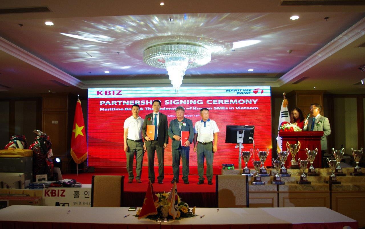 Ông Huỳnh Bửu Quang - Tổng Giám đốc Maritime Bank và Ông Lee Chung Keun (thứ 2 từ phải sang) - Chủ tịch Hiệp hội DNNVV Hàn Quốc tại Việt Nam.