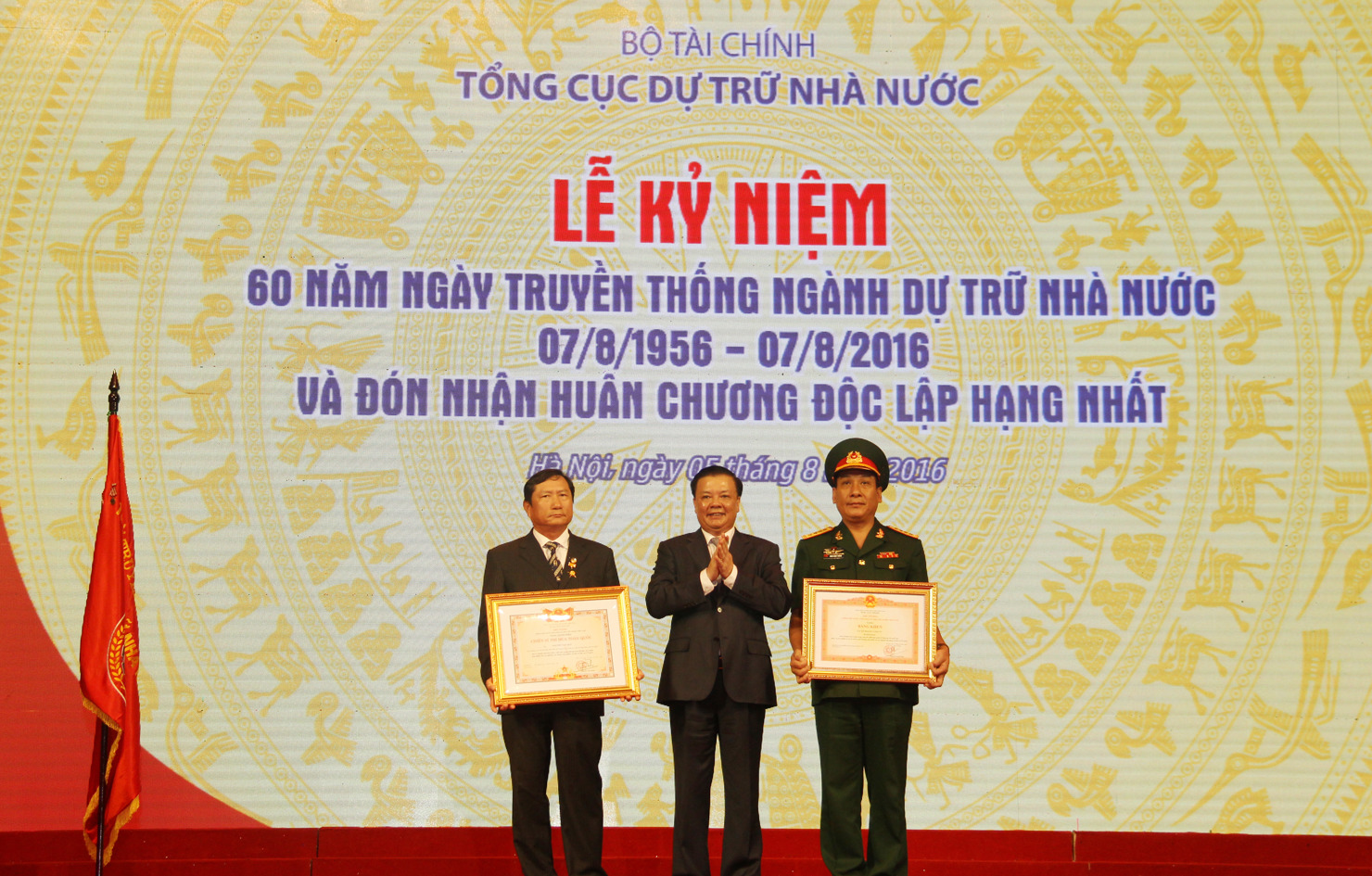 Bộ trưởng Đinh Tiến Dũng trao tặng Bằng khen của Thủ tướng Chính phủ cho Cục Kế hoạch và đầu tư, Bộ Quôc phòng vì có thành tích xuất sắc trong công tác quản lý hàng dự trữ quốc gia.