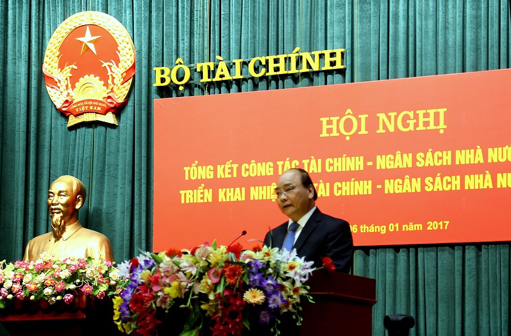 Thủ tướng Nguyễn Xuân Phúc phát biểu chỉ đạo tại Hội nghị trực tuyến toàn quốc “Tổng kết công tác tài chính - NSNN năm 2016, triển khai nhiệm vụ tài chính - NSNN năm 2017" của Bộ Tài chính tổ chức chiều 6/1/2017.